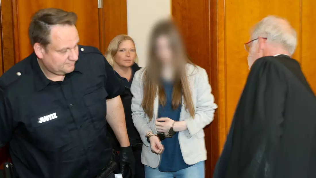 Die Angeklagte und das Opfer kannten sich aus einer Wohngruppe einer Kinder- und Jugendhilfe.  - Bild: Stefan Rampfel/dpa