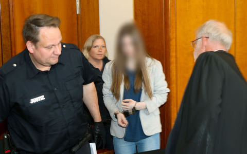 Die Angeklagte und das Opfer kannten sich aus einer Wohngruppe einer Kinder- und Jugendhilfe.  - Foto: Stefan Rampfel/dpa