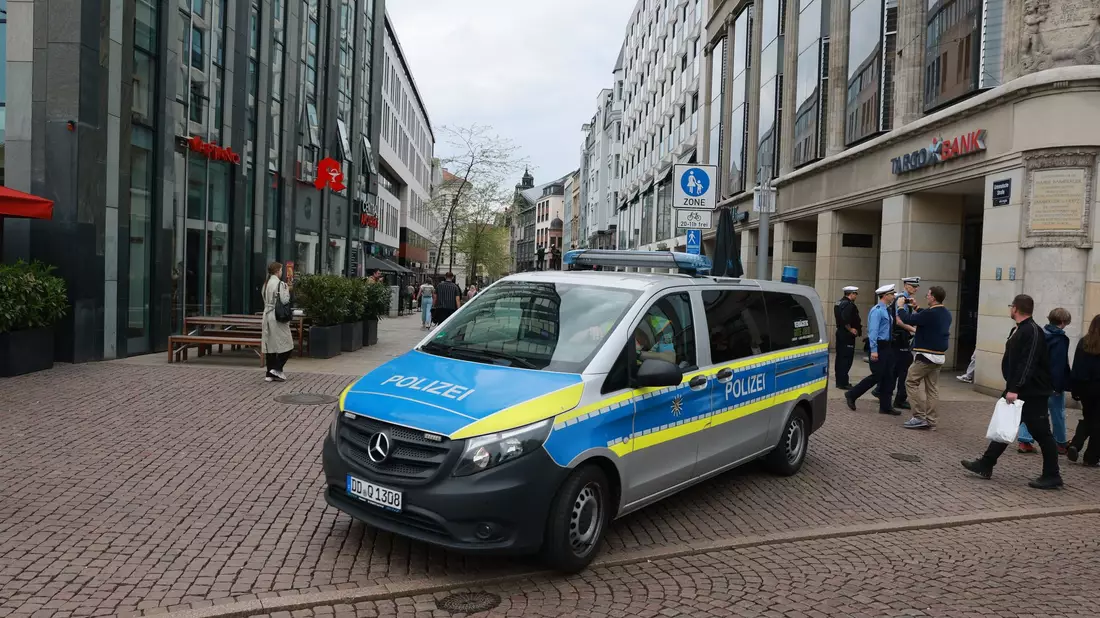 Nach der Amokfahrt eines 33-Jährigen in Leipzig kommt der Mann vorerst in eine Psychiatrie.  - Bild: Jan Woitas/dpa