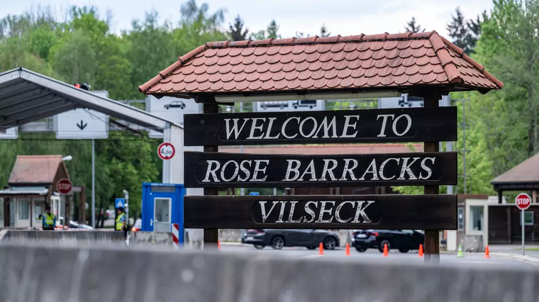 «Welcome to Rose Barracks Vilseck», steht am Eingang zum US-Standort in der Oberpfalz. Das US-Verteidigungsministerium hatte angekündigt, rund 5.000 der etwa 39.000 in Deutschland stationierten US-Soldaten abzuziehen.  - Bild: Armin Weigel/dpa