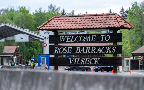 «Welcome to Rose Barracks Vilseck», steht am Eingang zum US-Standort in der Oberpfalz. Das US-Verteidigungsministerium hatte angekündigt, rund 5.000 der etwa 39.000 in Deutschland stationierten US-Soldaten abzuziehen.  - Foto: Armin Weigel/dpa