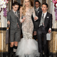 Auf dem Weg aus dem Hotel ließ sich Lindsey Vonn stützen. - Foto: Lev Radin/ZUMA Press Wire/dpa