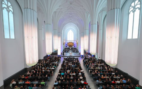 Im Paulinum der Universität Leipzig kamen viele Menschen zu einer Gedenkandacht für die Opfer zusammen. - Foto: Jan Woitas/dpa