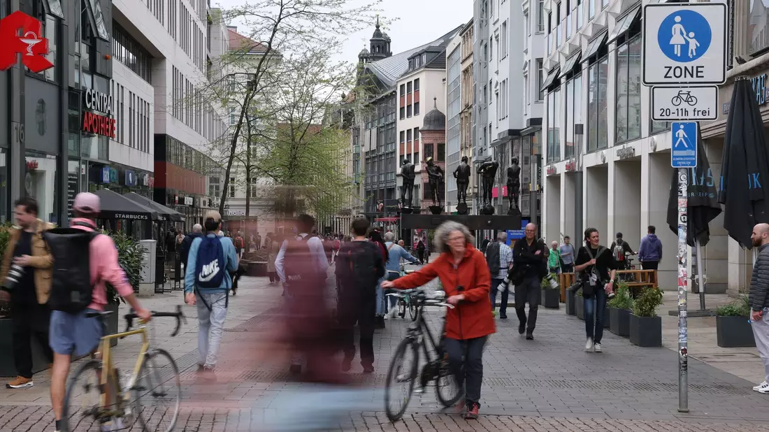 Die Grimmaische Straße in der Leipziger Innenstadt ist nach der Amokfahrt wieder für Passanten freigegeben.   - Bild: Jan Woitas/dpa