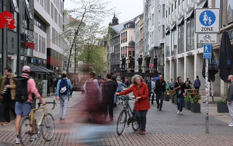Die Grimmaische Straße in der Leipziger Innenstadt ist nach der Amokfahrt wieder für Passanten freigegeben.   - Foto: Jan Woitas/dpa