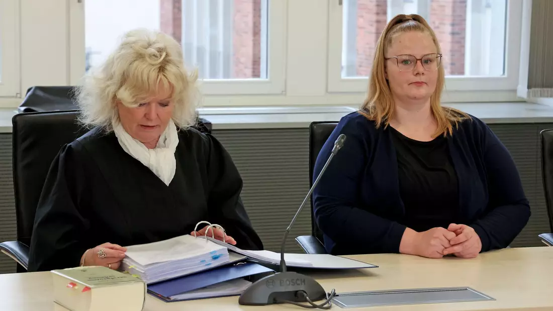 Die Mutter des ermordeten Achtjährigen (r) zeigte sich erneut gefasst im Prozess. - Bild: Bernd Wüstneck/dpa
