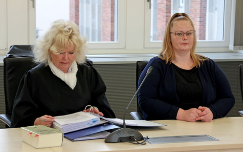 Die Mutter des ermordeten Achtjährigen (r) zeigte sich erneut gefasst im Prozess. - Foto: Bernd Wüstneck/dpa
