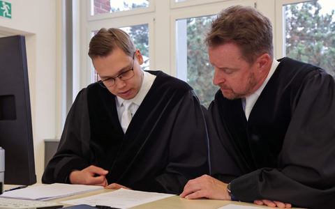 Oberstaatsanwalt Harald Nowack (r.) zeigte sich teils irritiert vom Verhalten von Fabians Vater. - Foto: Bernd Wüstneck/dpa