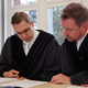 Oberstaatsanwalt Harald Nowack (r.) zeigte sich teils irritiert vom Verhalten von Fabians Vater. - Foto: Bernd Wüstneck/dpa