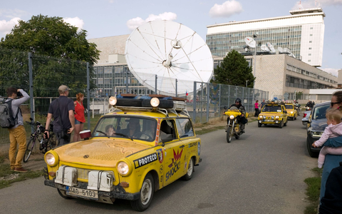 Der Filmemacher Dan Priban fährt mit seinem Trabi am Prager Sendezentrum des öffentlich-rechtlichen Tschechischen Fernsehens (CT) vorbei. (Archivbild) - Foto: Michael Heitmann/dpa
