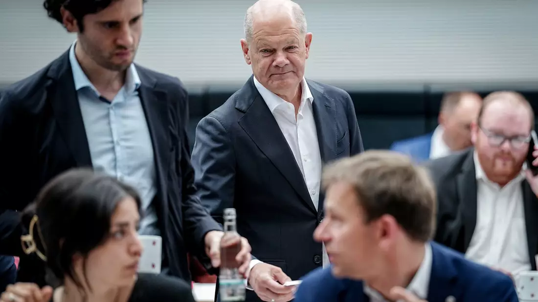 In der SPD-Fraktion meldete sich der ehemalige Bundeskanzler Olaf Scholz zum Jahrestag der Koalition zu Wort.  - Bild: Kay Nietfeld/dpa