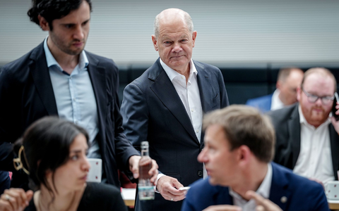In der SPD-Fraktion meldete sich der ehemalige Bundeskanzler Olaf Scholz zum Jahrestag der Koalition zu Wort.  - Foto: Kay Nietfeld/dpa