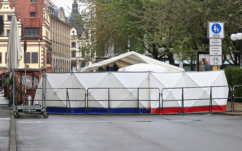 Auto fährt in Leipzig in Menschenmenge am 05.05.2026 - Foto: via dts Nachrichtenagentur