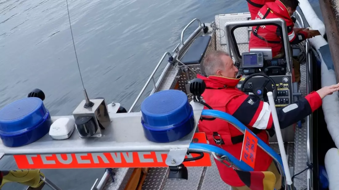 FW Stuttgart: Ölunfall auf dem Neckar - Defekt an einer Hydraulikleitung an einem Bagger - Ölfilm auf dem Neckar - Feuerwehr dämmt Gefahrstoffaustritt ein - Bild: Feuerwehr Stuttgart, presseportal.de