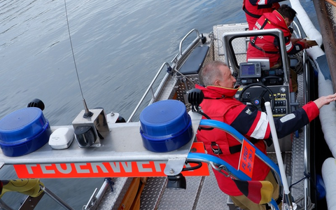 FW Stuttgart: Ölunfall auf dem Neckar - Defekt an einer Hydraulikleitung an einem Bagger - Ölfilm auf dem Neckar - Feuerwehr dämmt Gefahrstoffaustritt ein - Foto: Feuerwehr Stuttgart, presseportal.de