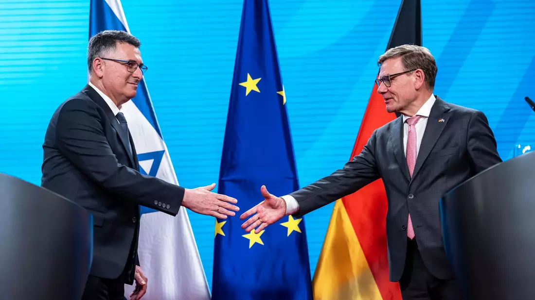 Außenminister Wadephul ruft in einer Pressekonferenz mit seinem israelischen Kollegen Saar den Iran zur Rückkehr an den Verhandlungstisch auf  - Bild: Michael Kappeler/dpa