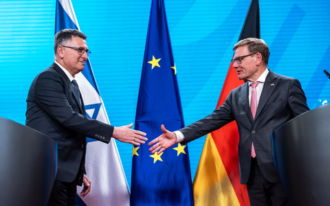 Außenminister Wadephul ruft in einer Pressekonferenz mit seinem israelischen Kollegen Saar den Iran zur Rückkehr an den Verhandlungstisch auf  - Foto: Michael Kappeler/dpa