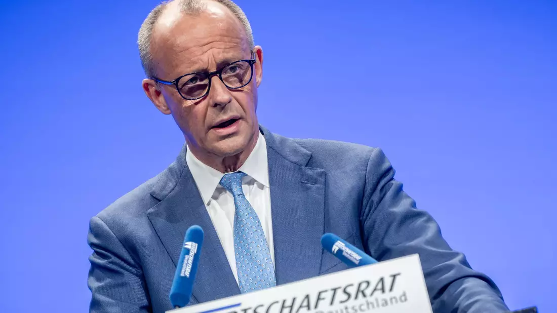 Der Kanzler macht am Vorabend des ersten Geburtstags der Koalition eine klare Ansage. - Bild: Michael Kappeler/dpa