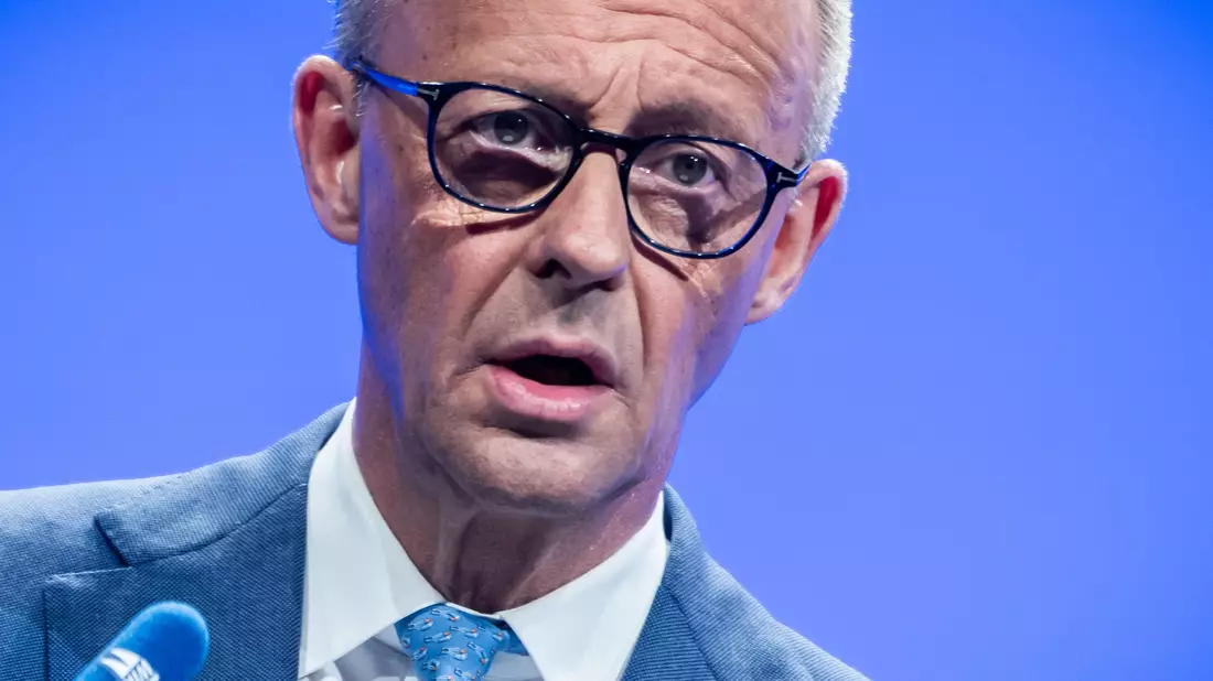 Der Kanzler bekennt sich am Vorabend des Regierungs-Jahrestags zur Zusammenarbeit mit der SPD. - Bild: Michael Kappeler/dpa