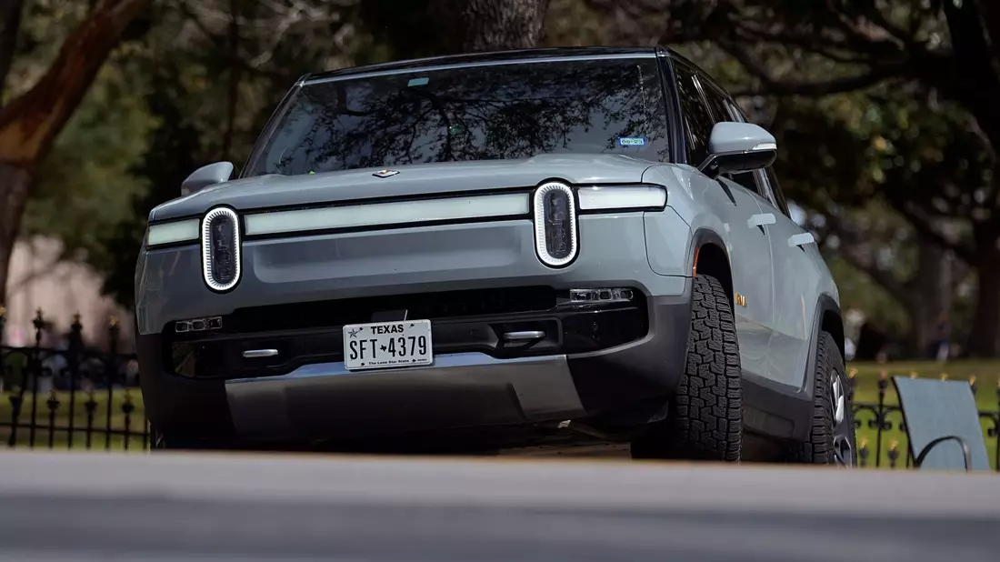 Rivian fordert mit seinen Fahrzeugen Tesla in den USA heraus. (Archivbild) - Bild: Eric Gay/AP/dpa