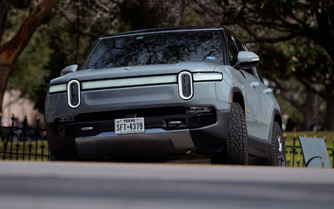 Rivian fordert mit seinen Fahrzeugen Tesla in den USA heraus. (Archivbild) - Foto: Eric Gay/AP/dpa