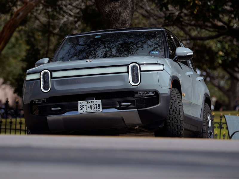 Rivian fordert mit seinen Fahrzeugen Tesla in den USA heraus. (Archivbild) - Foto: Eric Gay/AP/dpa