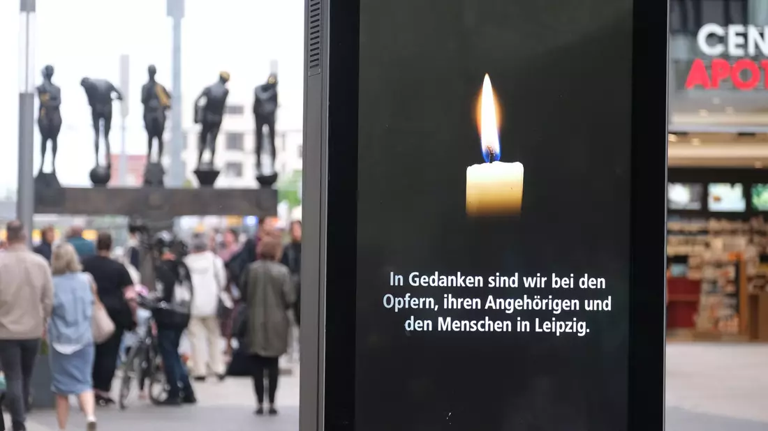 Nach der Amokfahrt in der Fußgängerzone herrschen in Leipzig Trauer und Fassungslosigkeit. - Bild: Sebastian Willnow/dpa