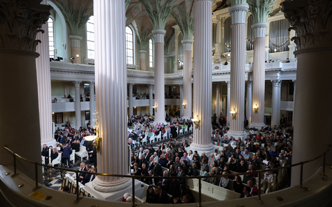Viele Menschen haben an einer Gedenkveranstaltung in der Leipziger Nikolaikirche teilgenommen.  - Foto: Jan Woitas/dpa