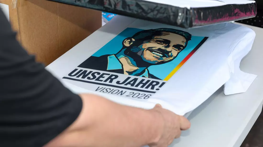 Ulrich Siegmunds (AfD) Konterfei findet sich inzwischen auf T-Shirts. (Archivbild) - Bild: Peter Gercke/dpa