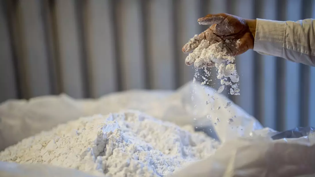 Lithium in einer chilenischen Verarbeitungsanlage. Dieser und viele andere Rohstoffe haben sich im ersten Quartal stark verteuert. (Symbolbild)   - Bild: Rodrigo Abd/AP/dpa