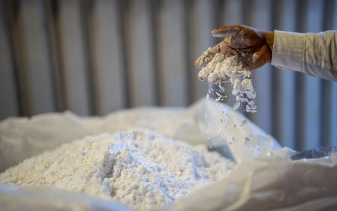 Lithium in einer chilenischen Verarbeitungsanlage. Dieser und viele andere Rohstoffe haben sich im ersten Quartal stark verteuert. (Symbolbild)   - Foto: Rodrigo Abd/AP/dpa