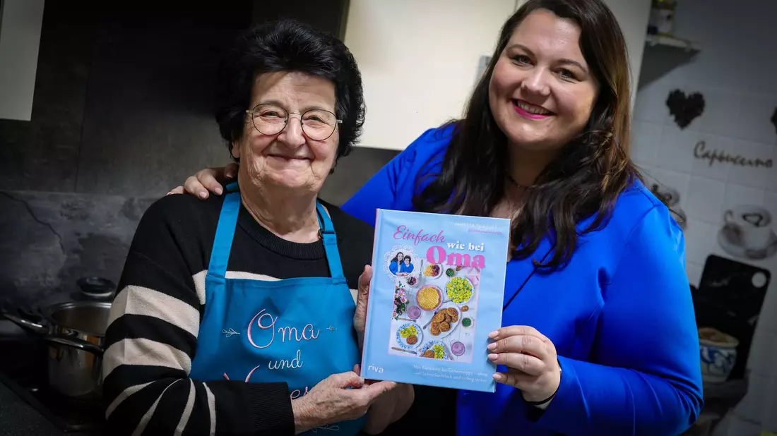 Von der Küche in die Sozialen Medien - und jetzt in ein Kochbuch: Die Rezepte von Vanessa und ihrer Oma Annemarie sind jetzt auch dort zu lesen.  - Bild: Christoph Reichwein/dpa