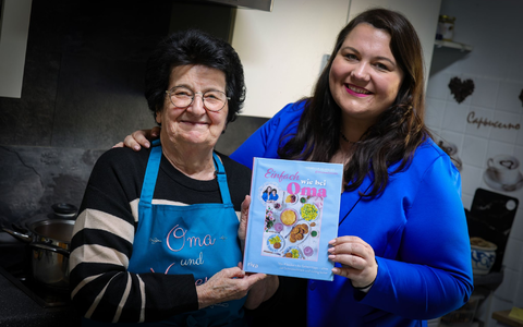Von der Küche in die Sozialen Medien - und jetzt in ein Kochbuch: Die Rezepte von Vanessa und ihrer Oma Annemarie sind jetzt auch dort zu lesen.  - Foto: Christoph Reichwein/dpa