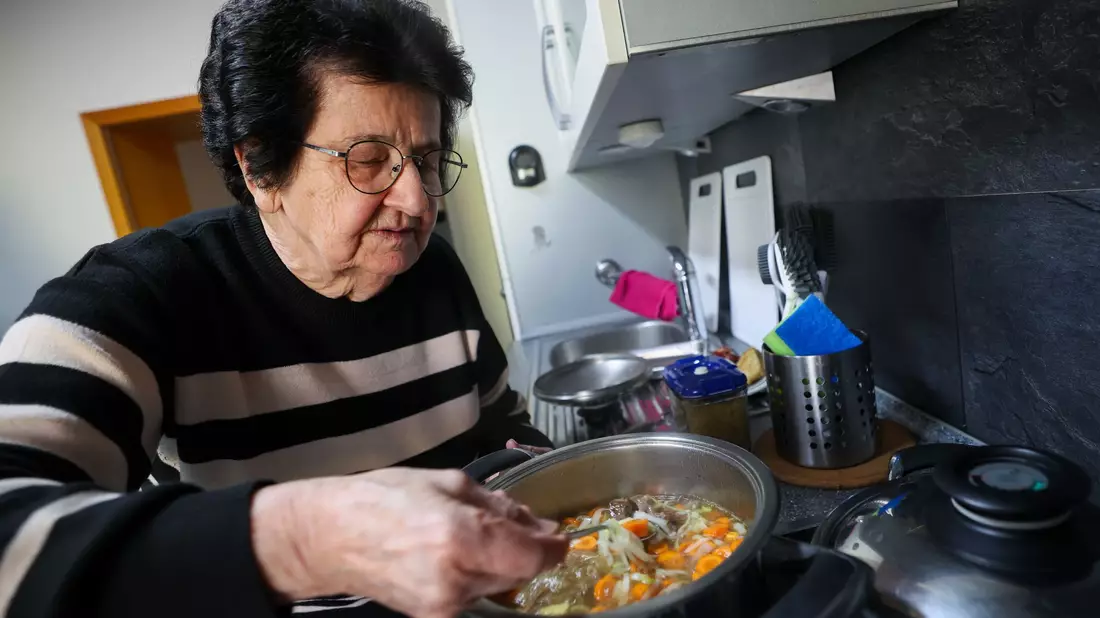 Die 79-Jährige kocht immer noch gerne jeden Tag selbst.  - Bild: Christoph Reichwein/dpa