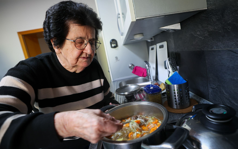 Die 79-Jährige kocht immer noch gerne jeden Tag selbst.  - Foto: Christoph Reichwein/dpa