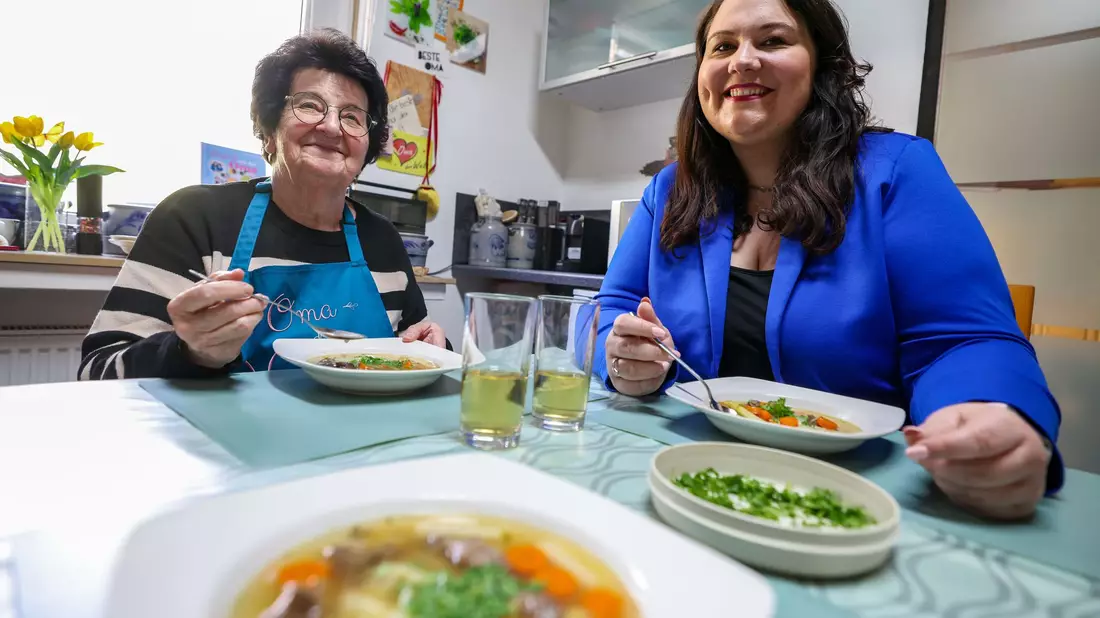 Oma Annemarie und ihre Enkelin Vanessa genießen die gemeinsame Zeit, die sie durch das Video-Projekt miteinander verbringen.  - Bild: Christoph Reichwein/dpa