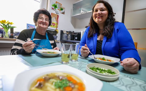 Oma Annemarie und ihre Enkelin Vanessa genießen die gemeinsame Zeit, die sie durch das Video-Projekt miteinander verbringen.  - Foto: Christoph Reichwein/dpa