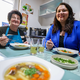 Oma Annemarie und ihre Enkelin Vanessa genießen die gemeinsame Zeit, die sie durch das Video-Projekt miteinander verbringen.  - Foto: Christoph Reichwein/dpa