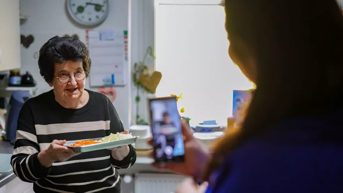 Oma kocht, Vanessa filmt - wie lange die zwei noch Videos machen, hängt ganz davon ab, wie lange Annemarie noch möchte.  - Bild: Christoph Reichwein/dpa