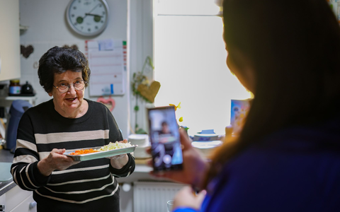 Oma kocht, Vanessa filmt - wie lange die zwei noch Videos machen, hängt ganz davon ab, wie lange Annemarie noch möchte.  - Foto: Christoph Reichwein/dpa