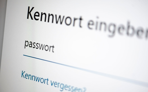 Die Menschen in Deutschland, die sich im Internet bewegen, haben großes Vertrauen in ihre Passwörter, verhalten sich im Alltag aber oft leichtsinnig. (Symbolbild) - Foto: Fabian Sommer/dpa
