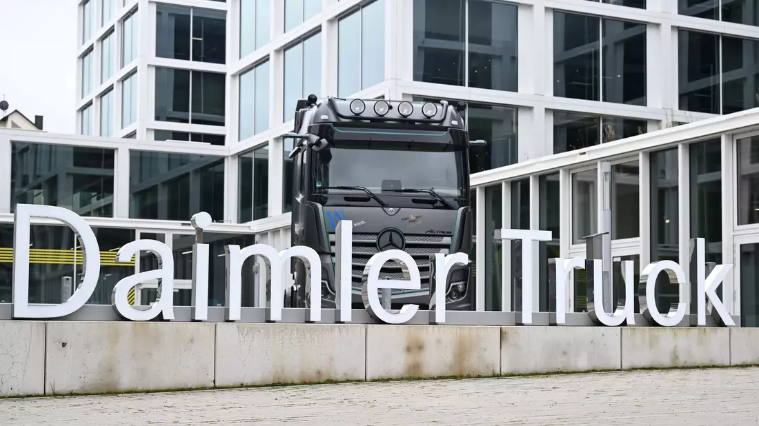 Daimler Truck: Gewinn im ersten Quartal eingebrochen. (Archivbild) - Bild: Bernd Weißbrod/dpa