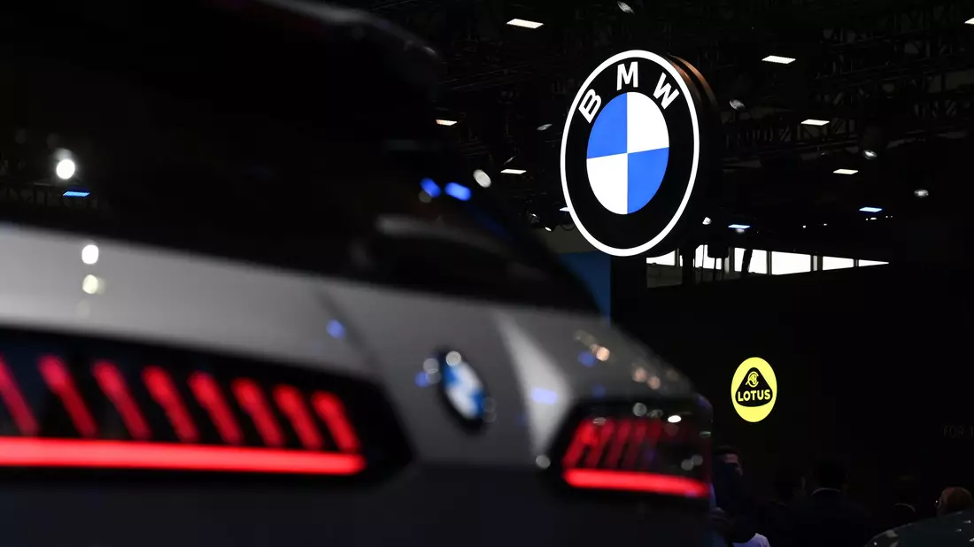 BMW leidet unter ähnlichen Problemen wie die anderen deutschen Autohersteller, kann unter dem Strich aber mehr Geld verdienen. (Archivbild) - Bild: Johannes Neudecker/dpa
