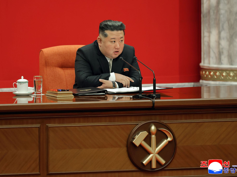 Nordkoreas Machthaber Km Jong Un rückt von dem jahrzehntelangen Ziel einer Wiedervereinigung mit Südkorea ab. (Archivbild) - Foto: Uncredited/KCNA/KNS/dpa