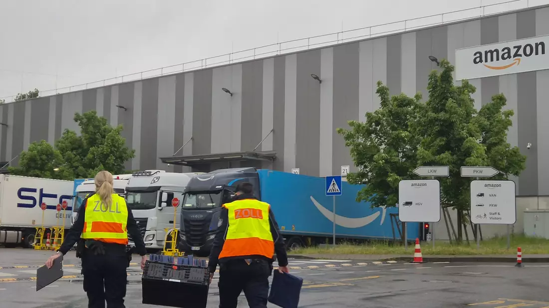 Im Fokus der bundesweiten Kontrollen wie hier in Köln stehen die Fahrer von Paketzustellern. - Bild: -/dpa