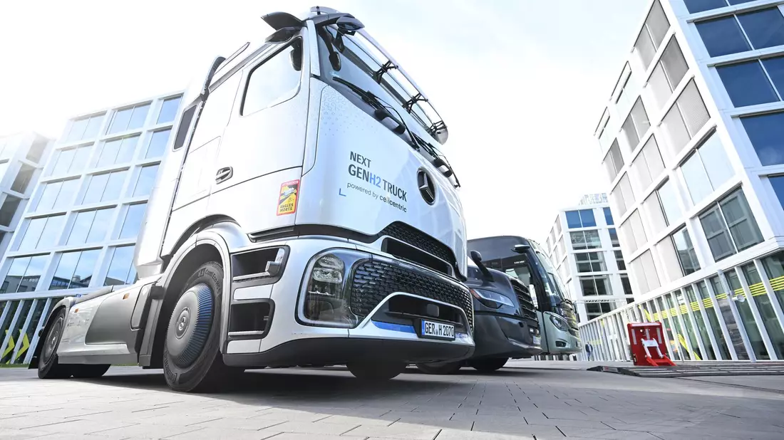 Gewinneinbruch bei Daimler Truck im ersten Quartal. - Bild: Bernd Weißbrod/dpa
