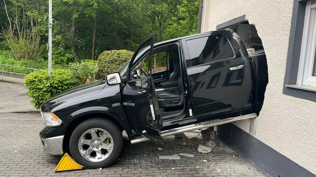 POL-EN: Ennepetal: Auto kommt in Küche zum Stehen - erheblicher Sachschaden - Bild: presseportal.de