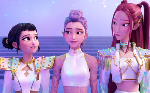 Die Gruppe besteht aus den drei Mitgliedern (von links nach rechts) Zoey, Rumi und Mira, die ein Doppelleben als Dämonenjägerinnen führen. (Netflix-Handout) - Foto: -/Netflix/dpa