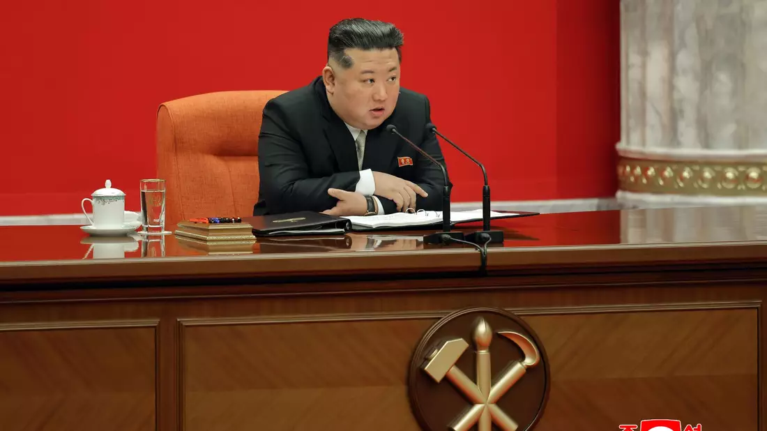 Nordkoreas Machthaber Kim Jong Un rückt von dem jahrzehntelangen Ziel einer Wiedervereinigung mit Südkorea ab. (Archivbild) - Bild: Uncredited/KCNA/KNS/dpa