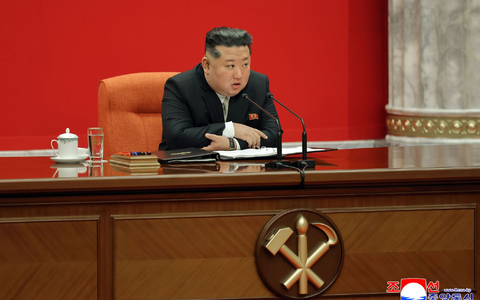 Nordkoreas Machthaber Kim Jong Un rückt von dem jahrzehntelangen Ziel einer Wiedervereinigung mit Südkorea ab. (Archivbild) - Foto: Uncredited/KCNA/KNS/dpa